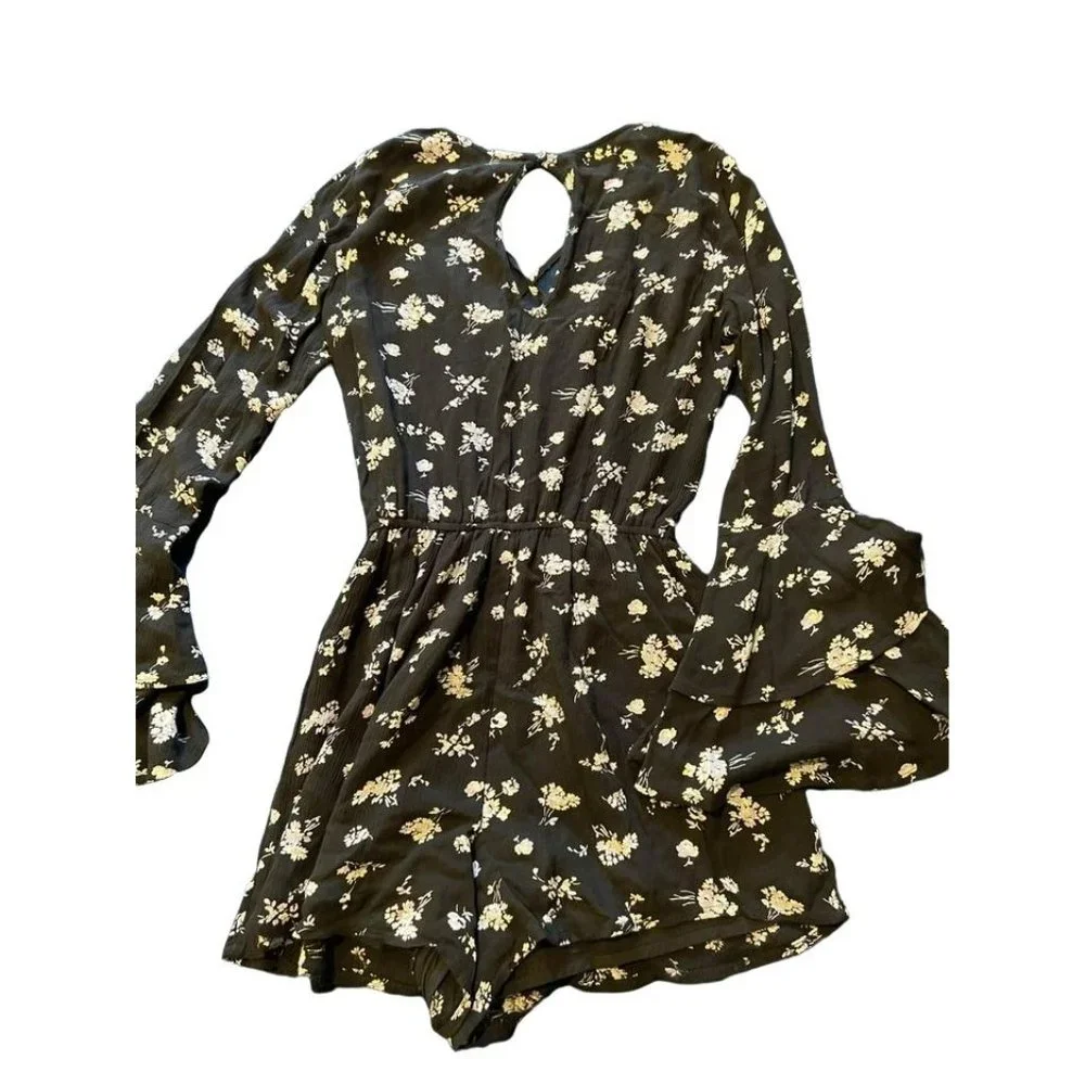 Hollister- Stylish Romper-size Small - Picture 4 of 5